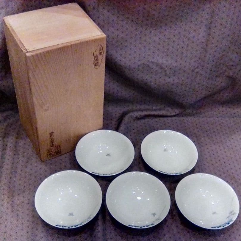 中鉢　花と蝶の柄　美術有田焼／宮内省御用達／香蘭社製と書いてある箱付き