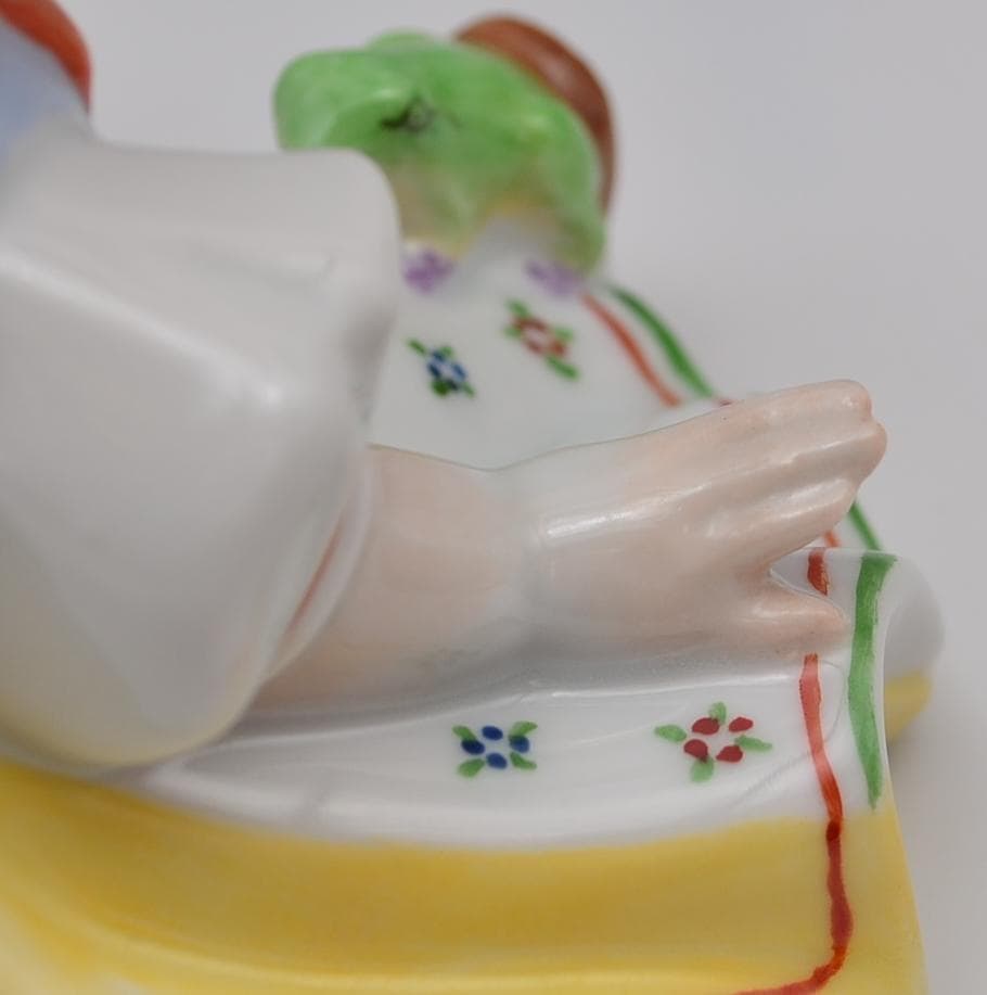 カエルに驚く少女　★ヘレンド　フィギュリン　ハンガリー　ヴィンテージ　美品