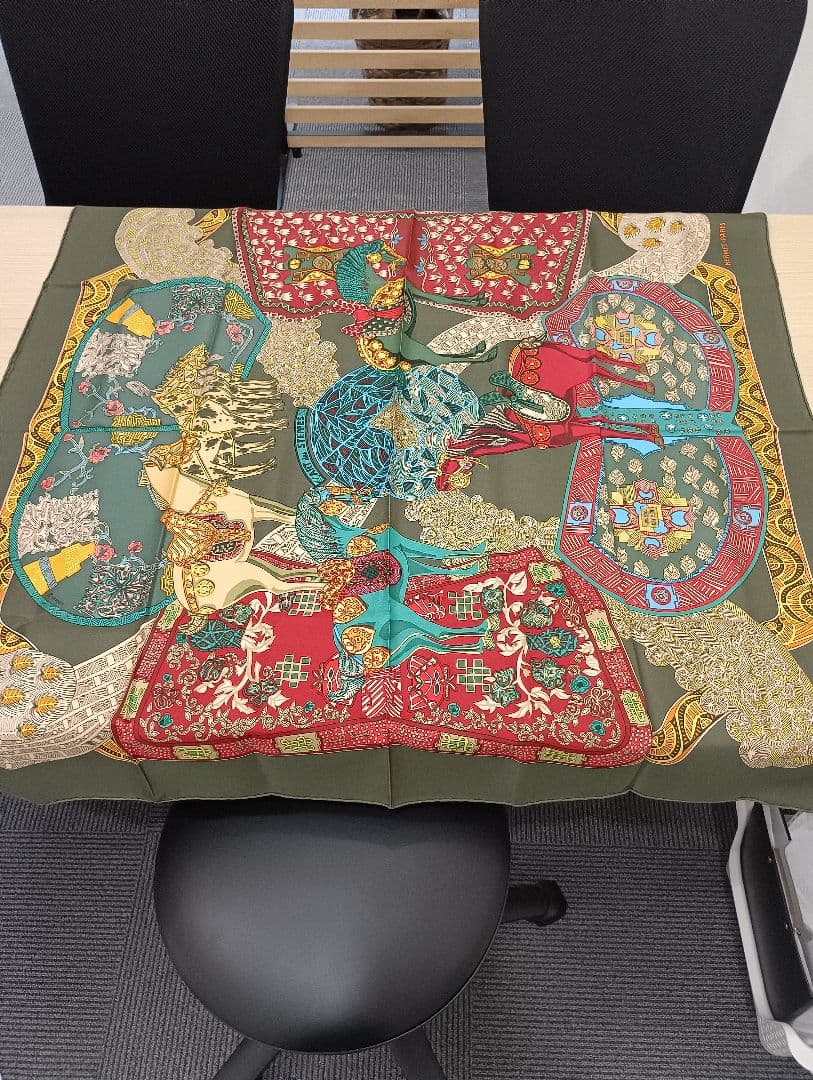 HERMÈS カレ90 アート・デ・ステップス スカーフ