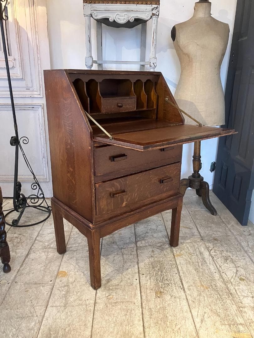 英国アンティーク　ライティングビューロー　鍵付き　コンパクトタイプ　デスク