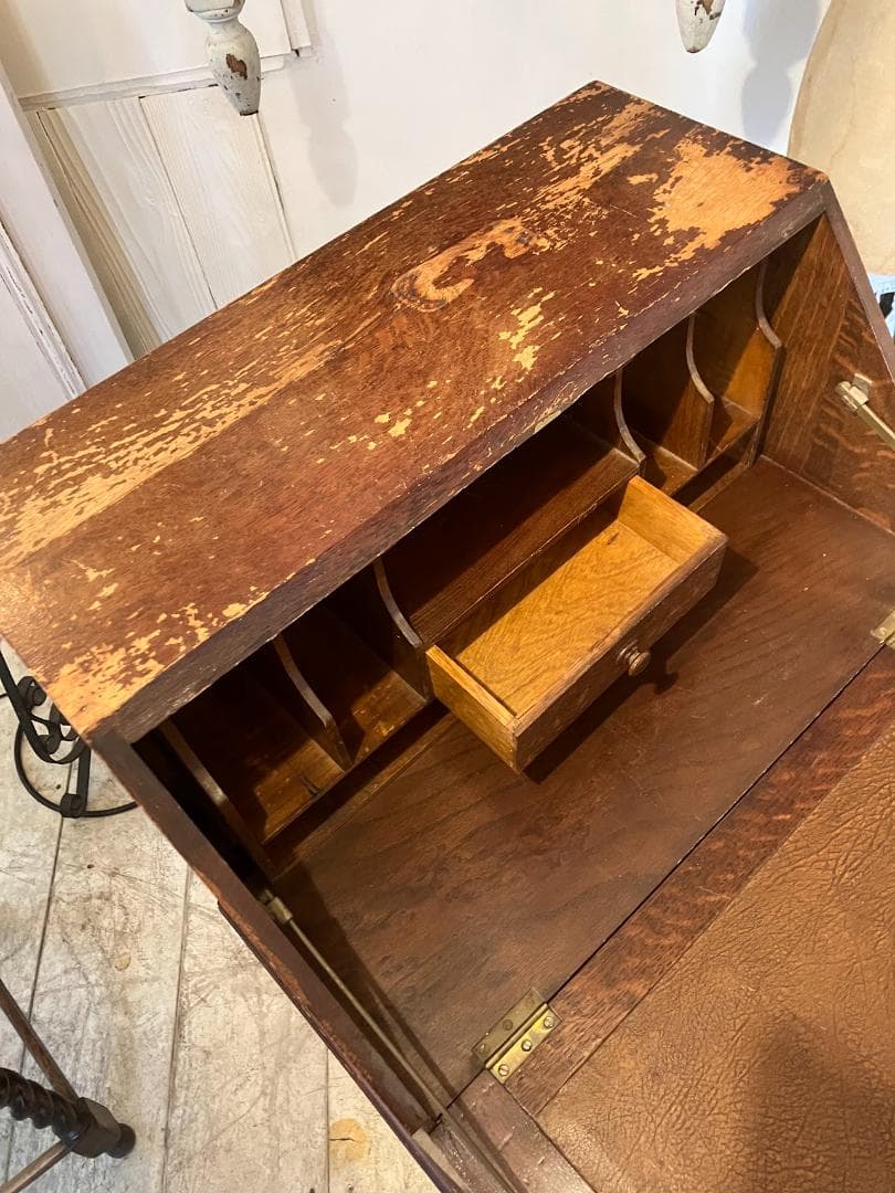 英国アンティーク　ライティングビューロー　鍵付き　コンパクトタイプ　デスク