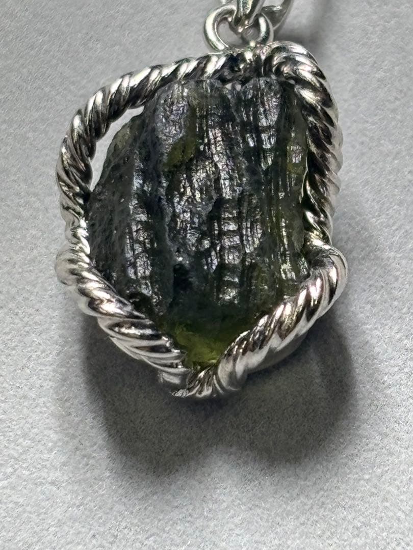 モルダバイト　ペンダント 調整できるネックレス付き