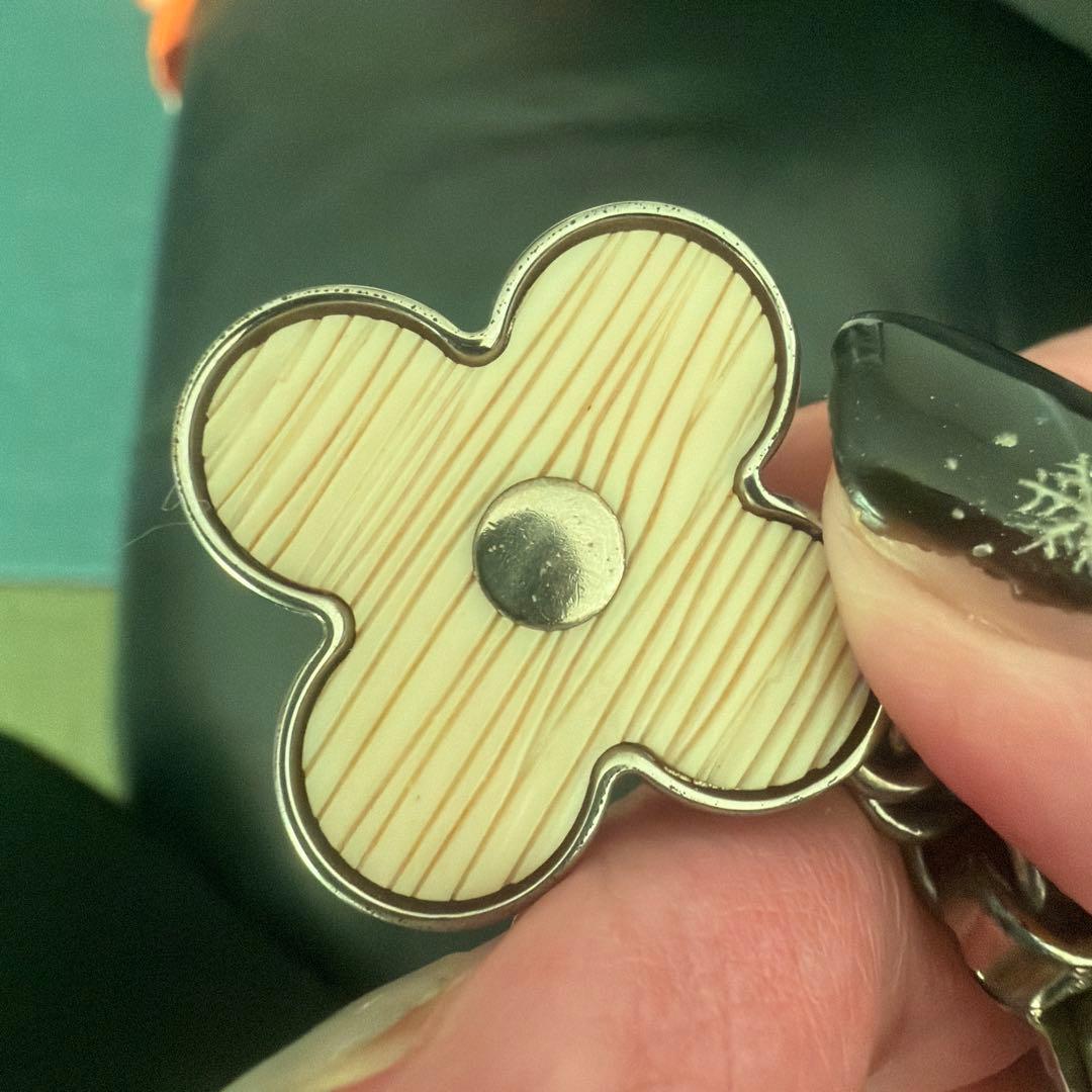 Louis Vuitton フラワーモチーフ チャーム