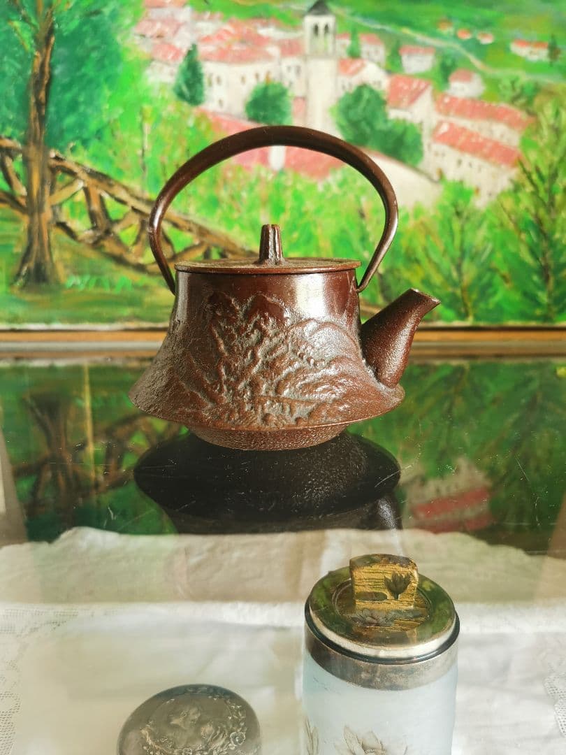 骨董 南部鉄瓶 急須 山と寺院境内 アンティークリネン ボビンレース編ドイリー付