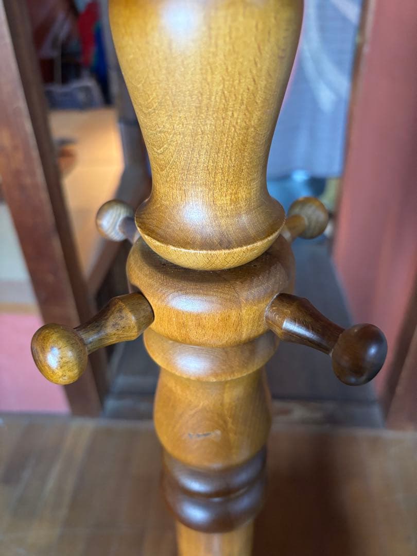 カリモク家具のコロニアルシリーズのポールスタンド（コートハンガー）