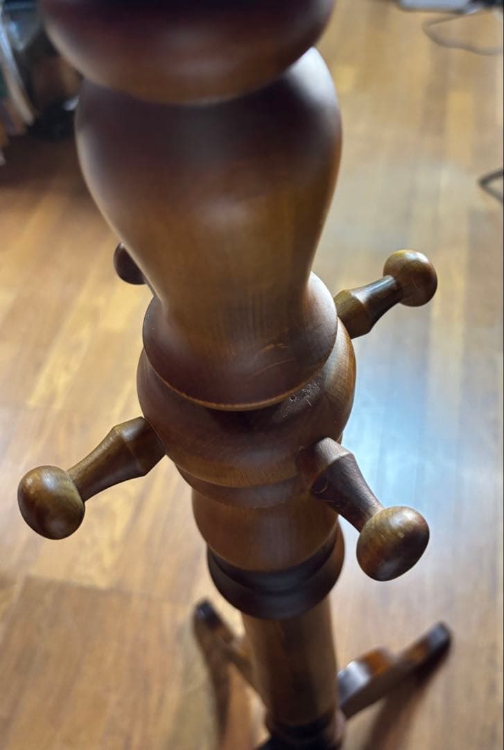 カリモク家具のコロニアルシリーズのポールスタンド（コートハンガー）