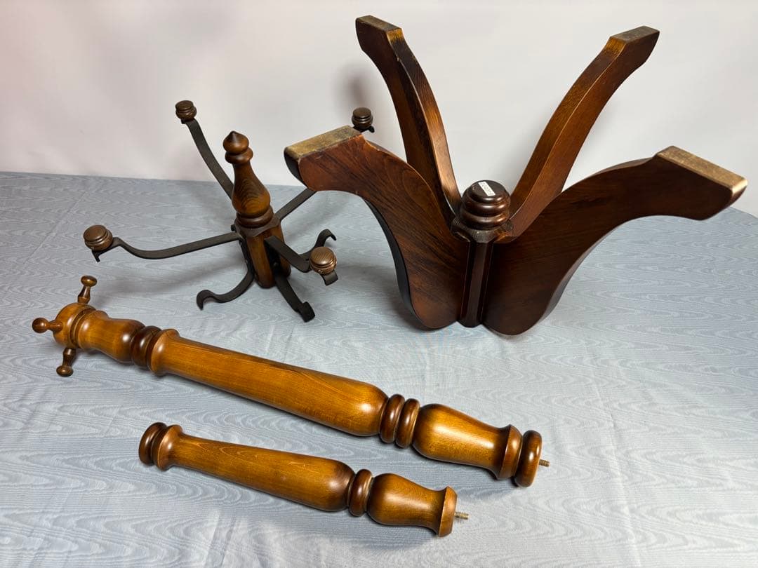 カリモク家具のコロニアルシリーズのポールスタンド（コートハンガー）