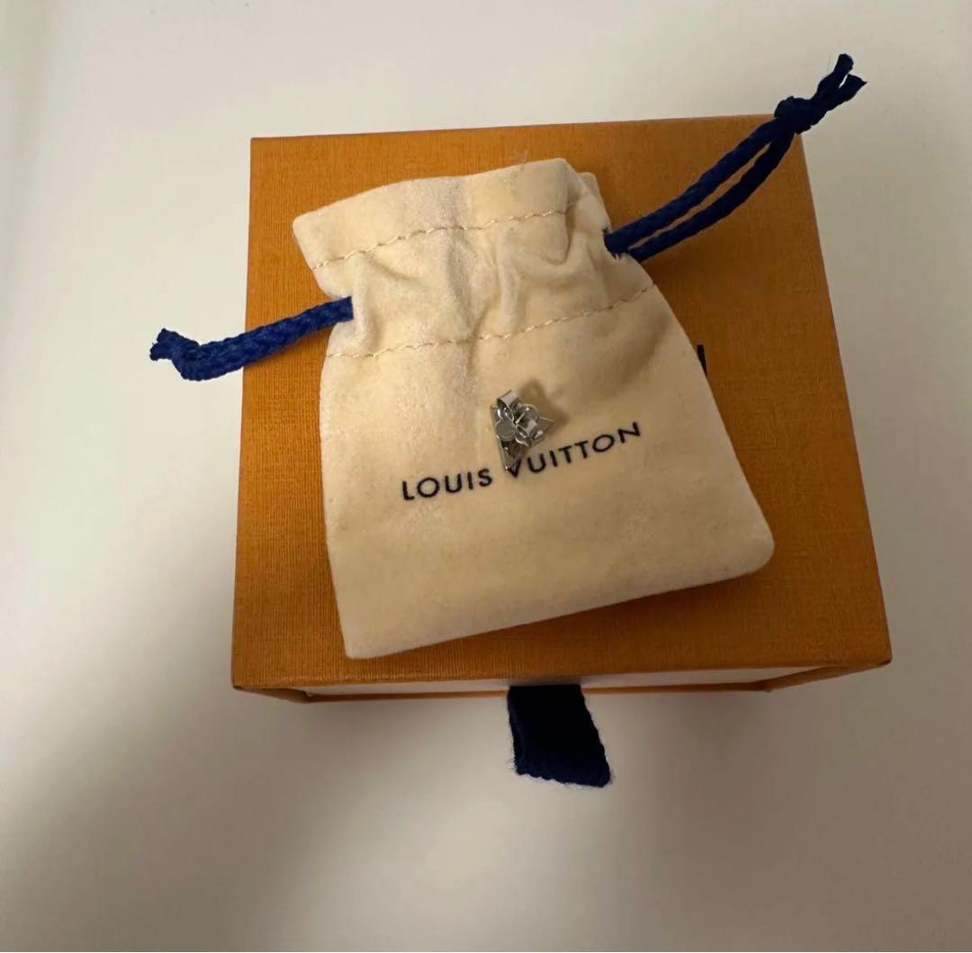 LOUIS VUITTON シルバー V字型ピアス
