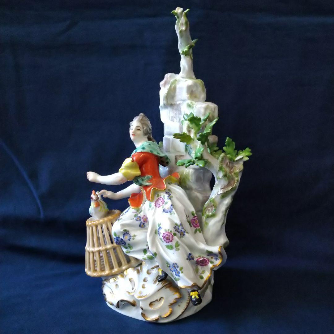 ✤マイセン(Meissen)フィギュリン✤『大きな籠のそばで座る女性』