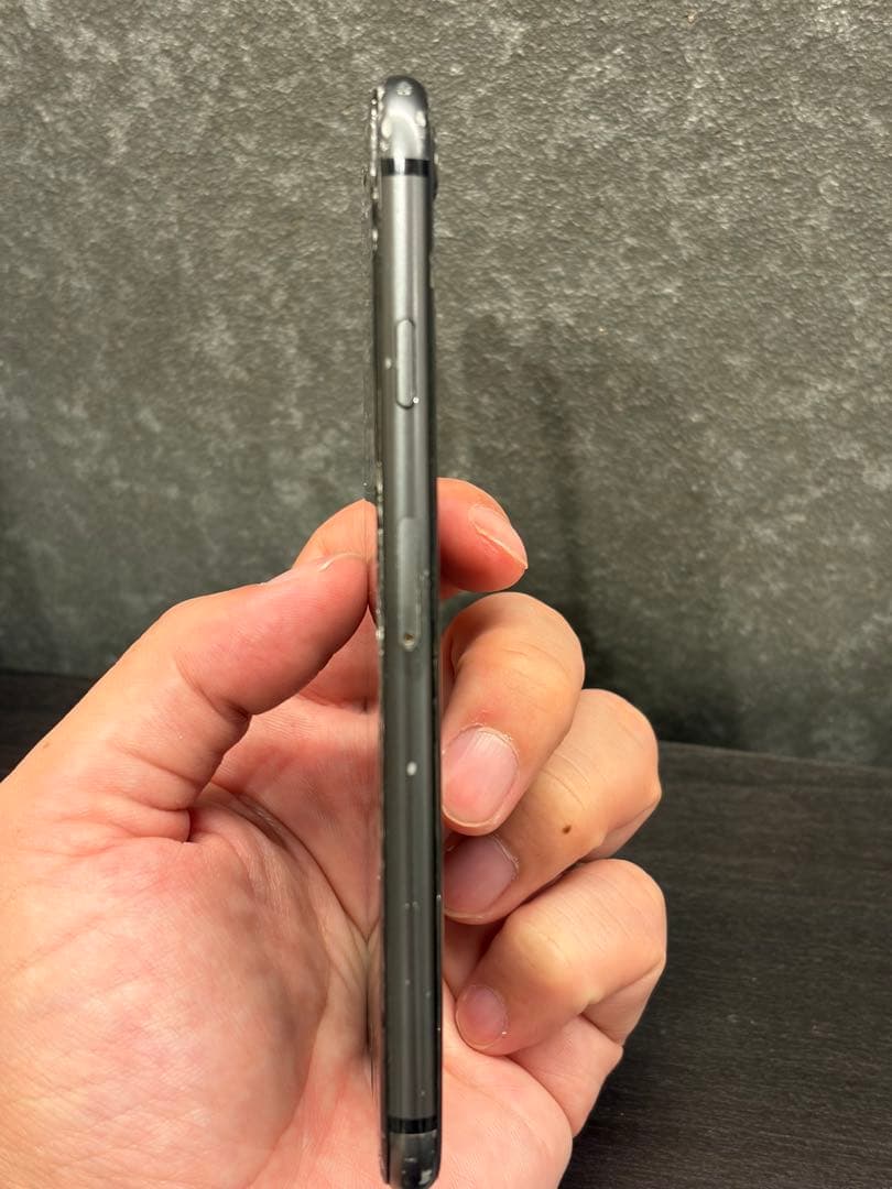 【使用可】iPhone8 64GB SIMフリー 画面割れ 73%