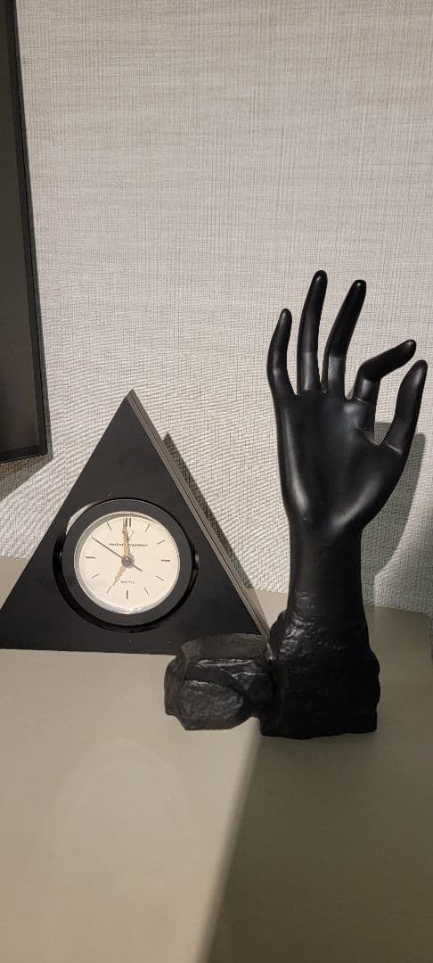 三角形の置き時計と腕のオブジェ ポストモダン ミッドセンチュリー