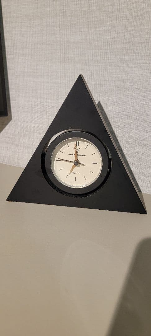三角形の置き時計と腕のオブジェ ポストモダン ミッドセンチュリー