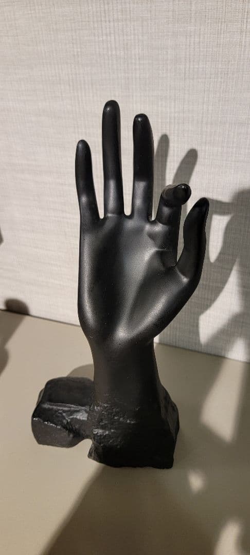 三角形の置き時計と腕のオブジェ ポストモダン ミッドセンチュリー