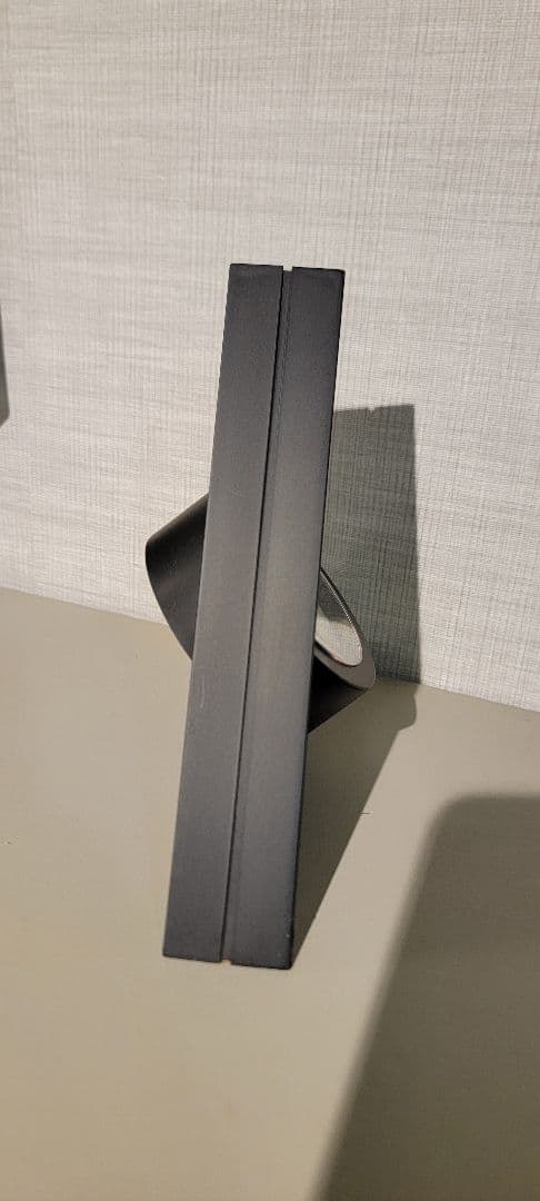 三角形の置き時計と腕のオブジェ ポストモダン ミッドセンチュリー