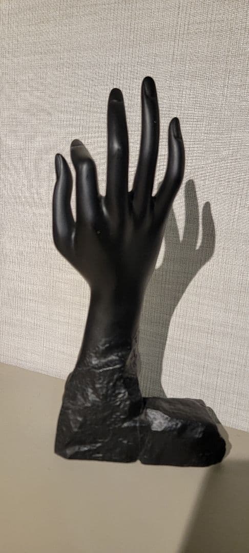 三角形の置き時計と腕のオブジェ ポストモダン ミッドセンチュリー