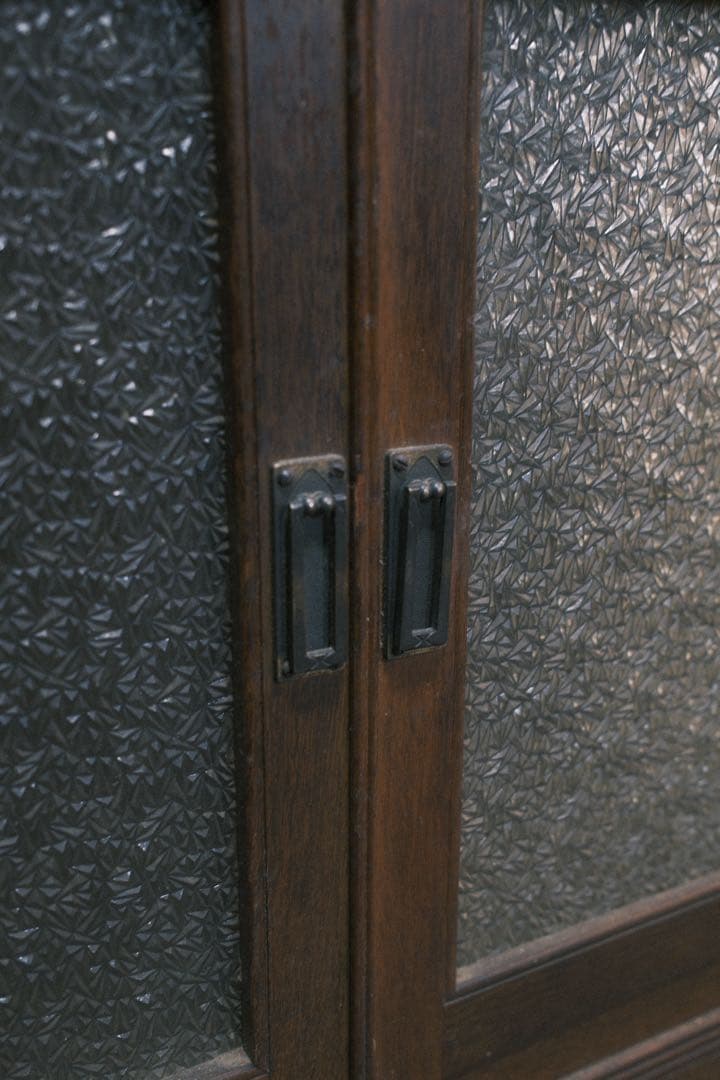 大正ロマン 諏訪の洋館で使用されていた 食器棚 ナラ材 キャビネット 水屋箪笥