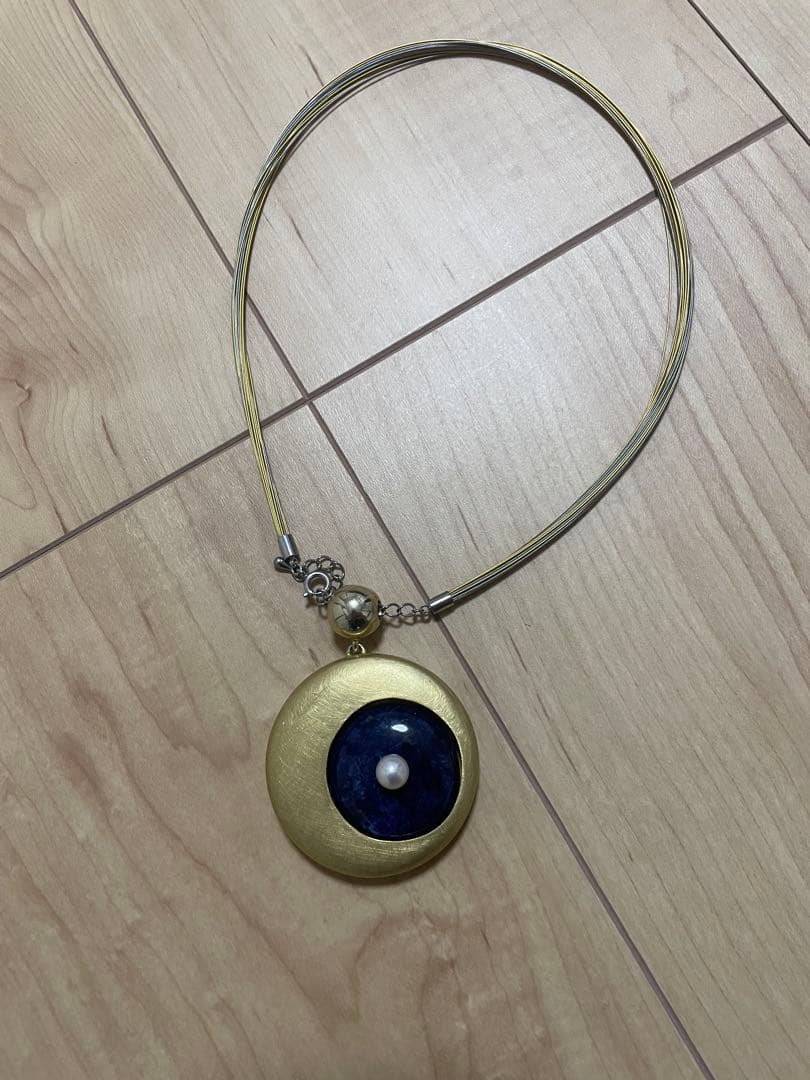 金色の多重ストランドネックレス