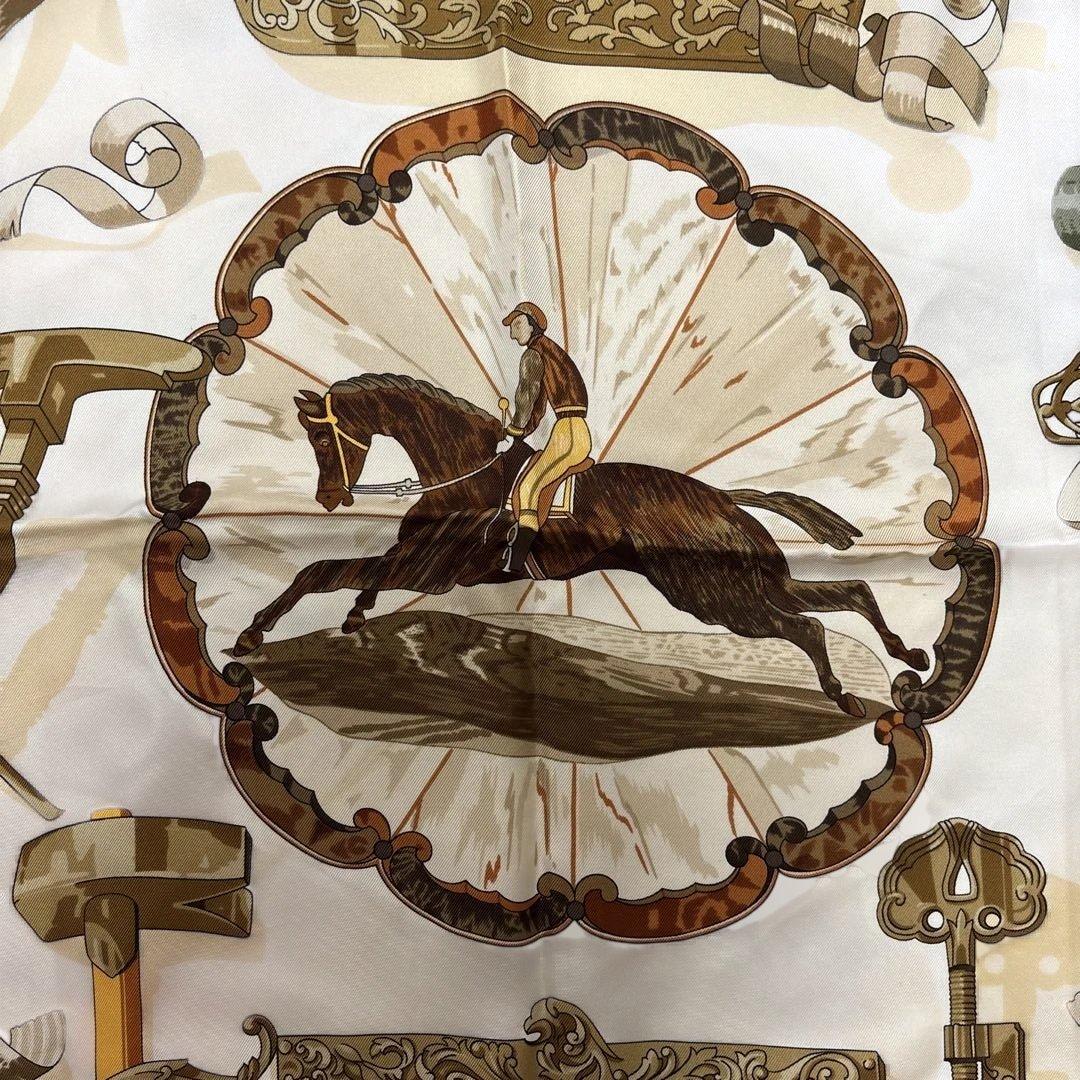 HERMÈS エルメス　シルクスカーフ 装飾的デザイン