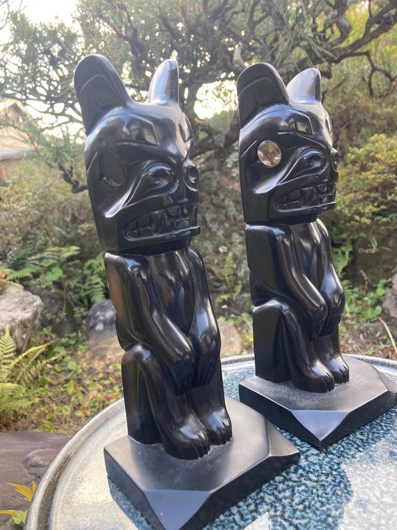 黒色の動物形状トーテムポール置物