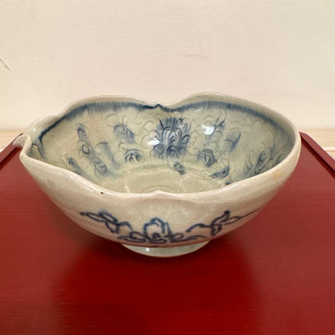 イムサエムさんの片口鉢 花弁型 青白い花模様の陶器ボウル