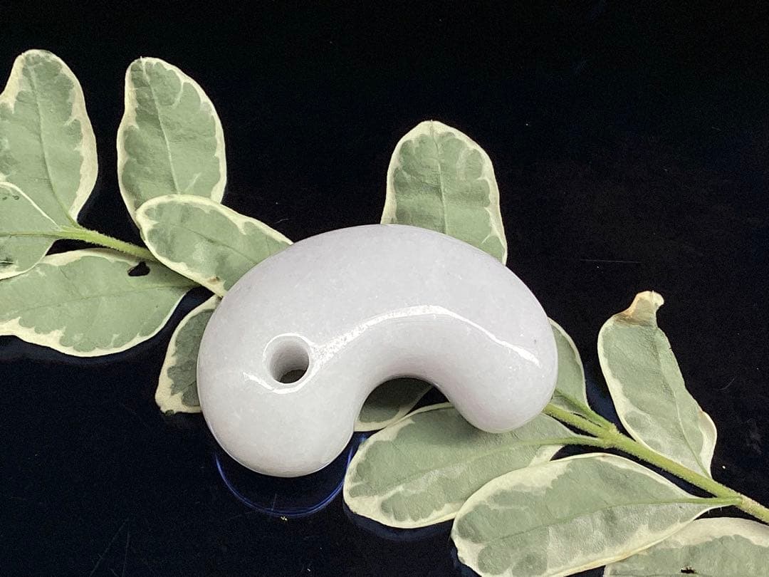 ✳白から秘めたラベンダー色へ‼️本物　糸魚川翡翠硬玉ジェダイト　お守りに　鑑別書付