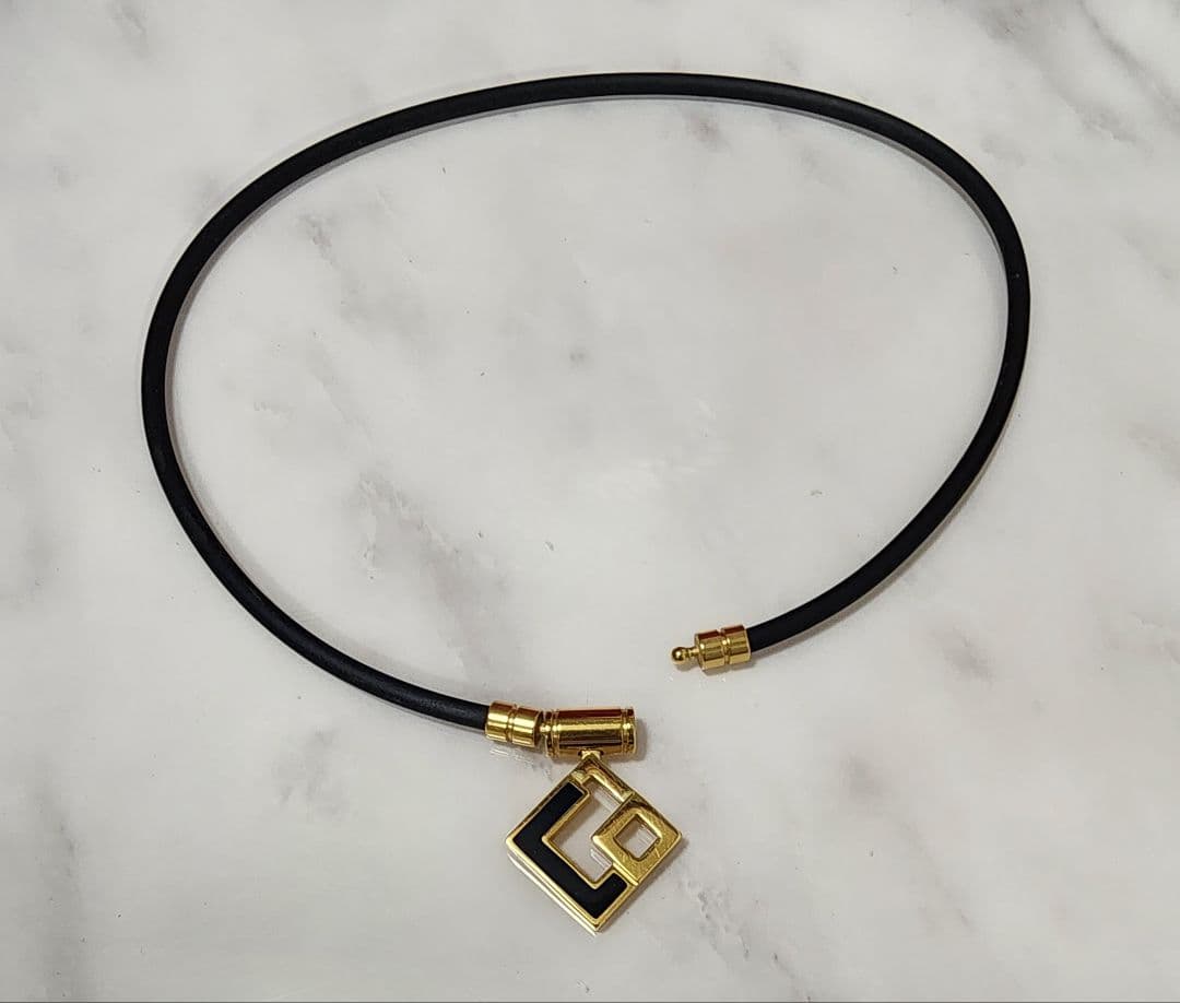 幾何学デザイン ネックレス ブラック/ゴールド