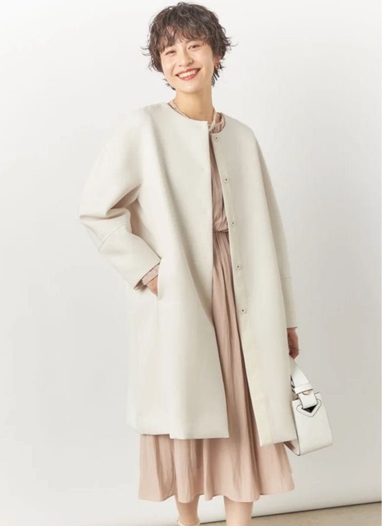 【新品】ノーリーズ 軽量 トリプルクロス サテン切替 ノーカラーコート 着映え白