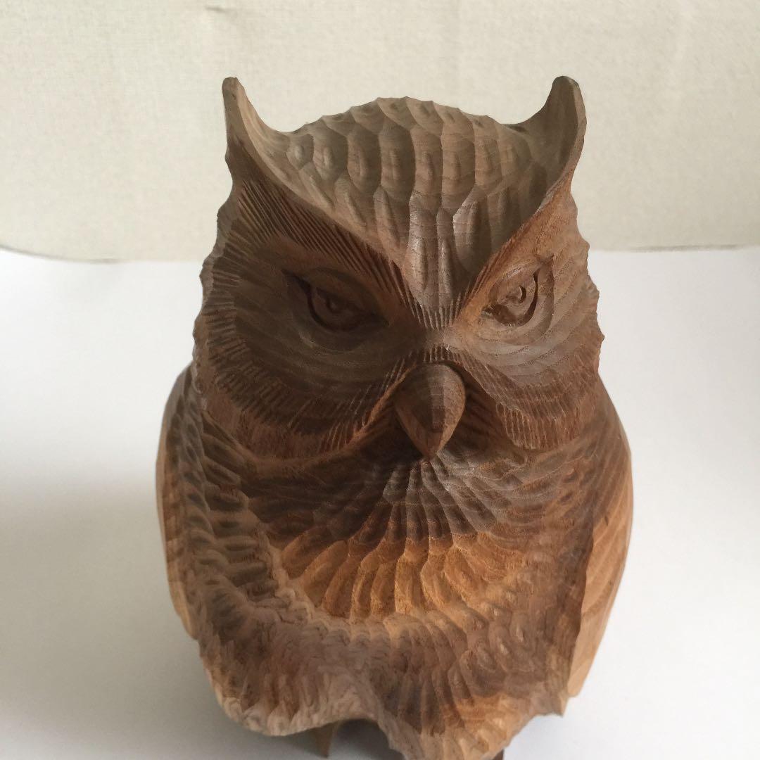 フクロウの木彫刻。幸せフクロウの置物。