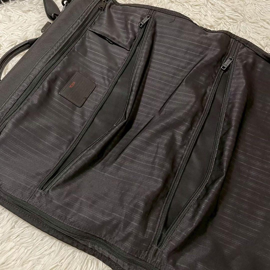 極美品　トゥミ　ガーメントバッグ　トライフォールド　3つ折りキャリーオン　黒