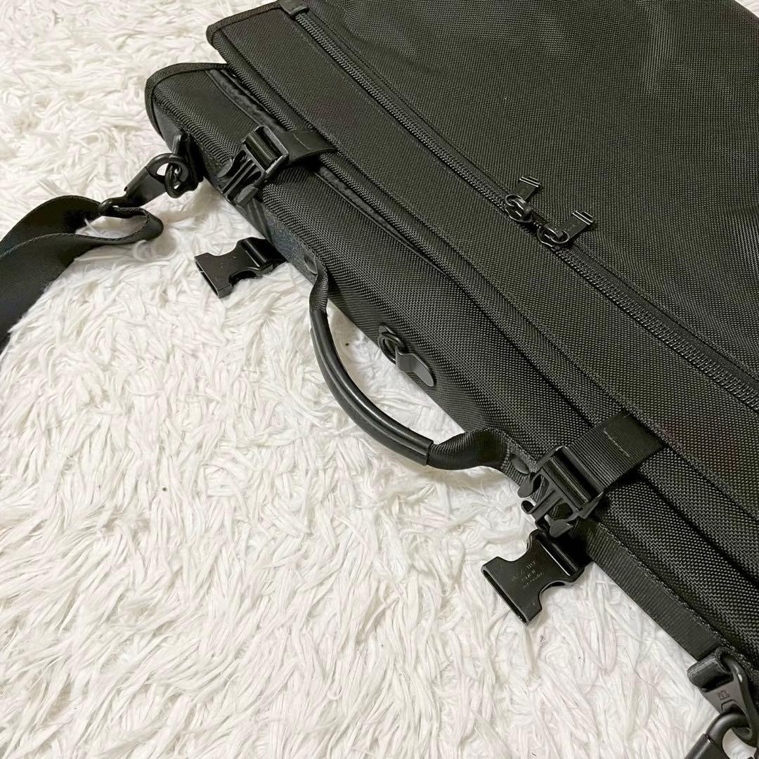 極美品　トゥミ　ガーメントバッグ　トライフォールド　3つ折りキャリーオン　黒