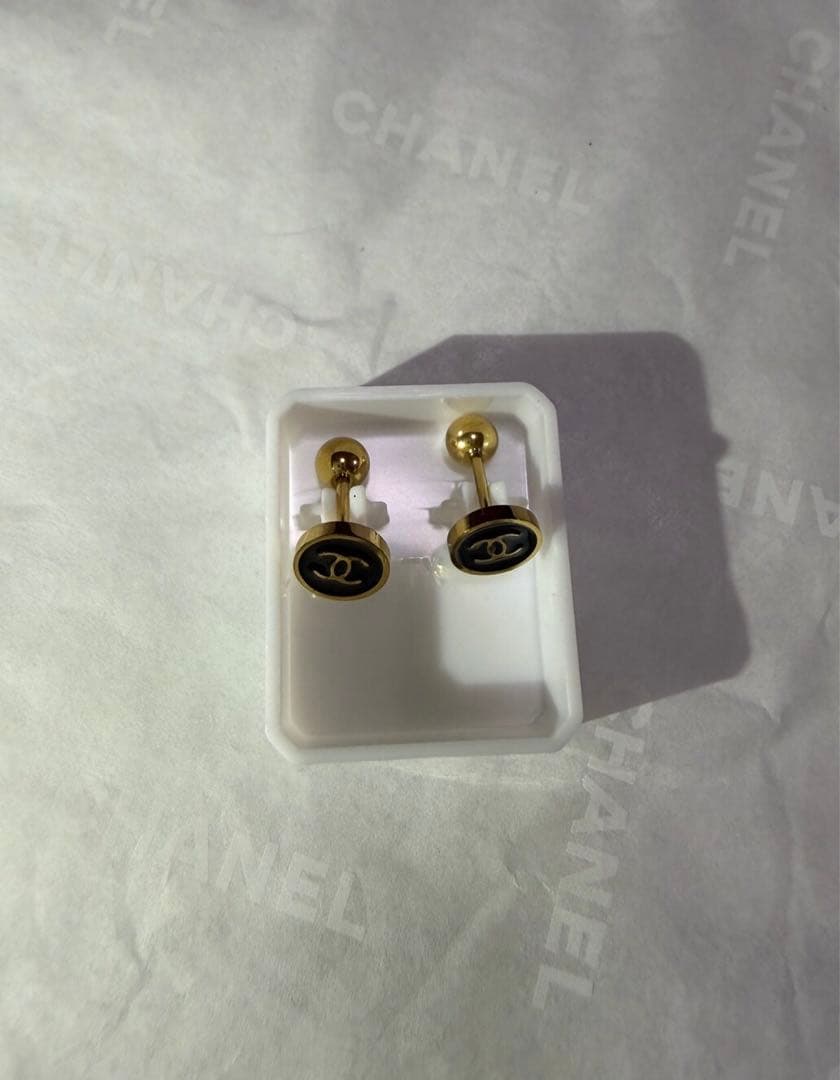 *me_ka*　シャネルマーク　ピアス　ゴールド　黒　丸　未使用