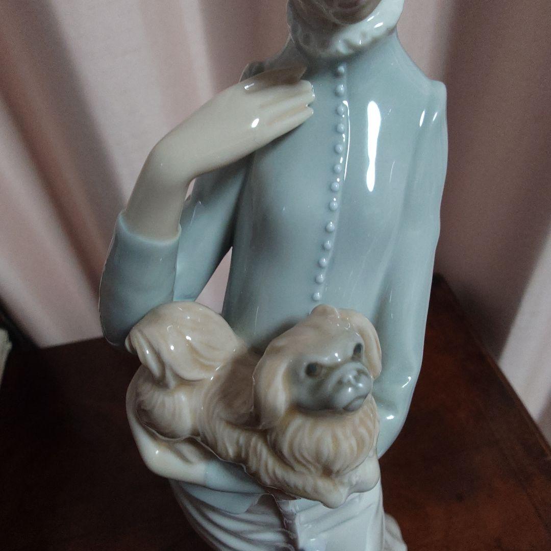 リヤドロ　青と白の陶器製女性像 子犬付き