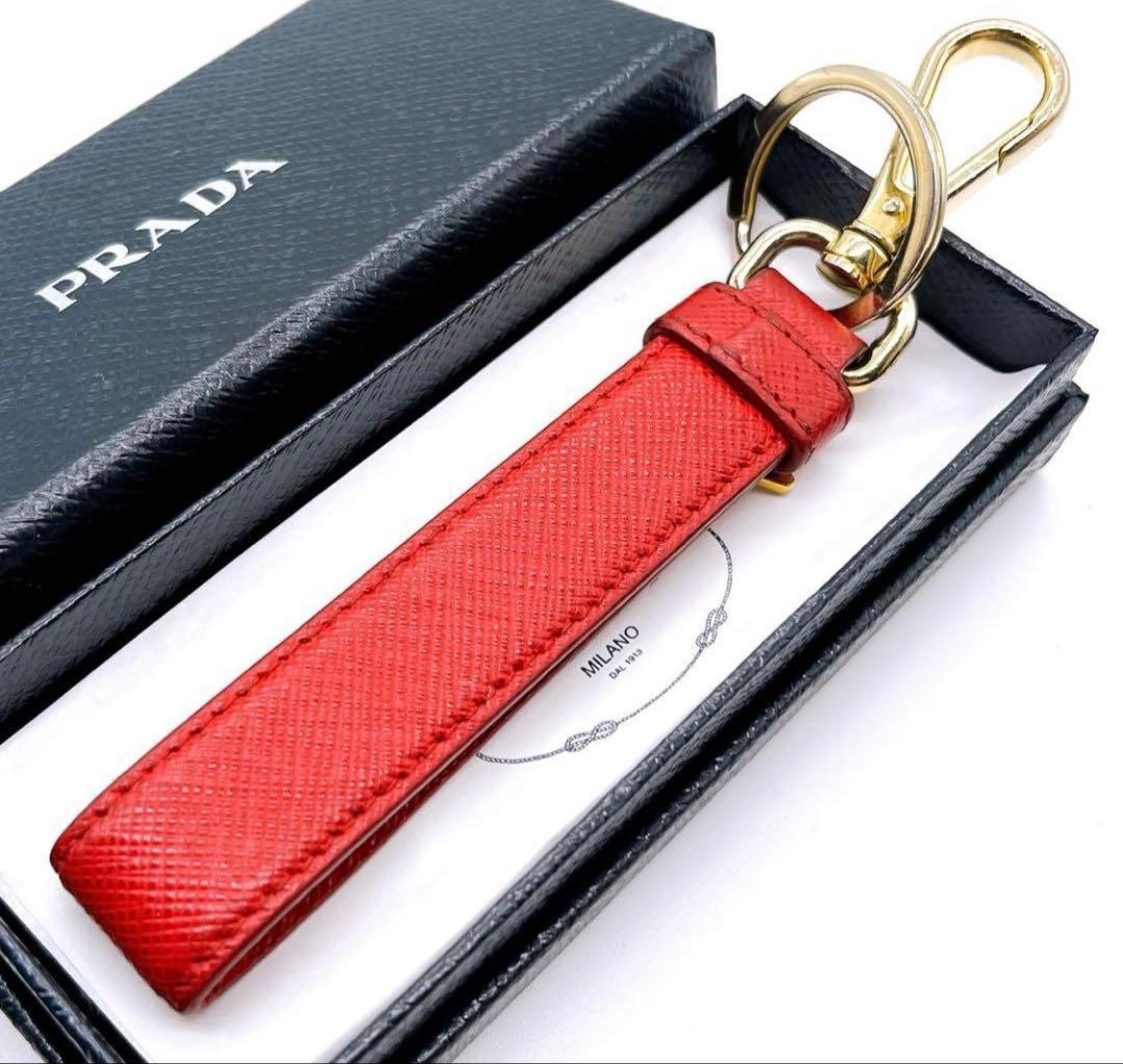 美品　PRADA サフィアーノレザー レッド キーリング キーホルダー