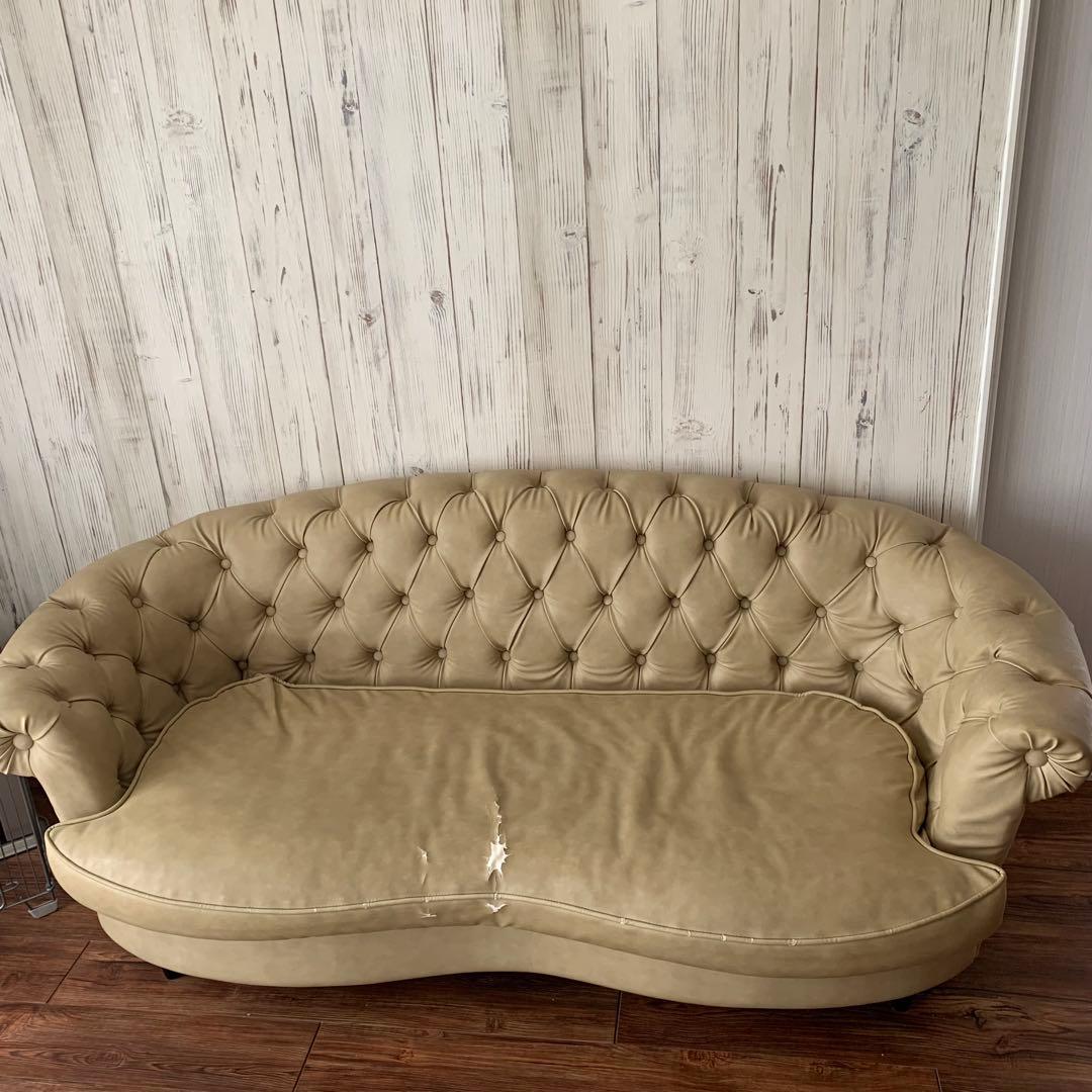 定価20万　ベージュ　3人掛けソファ　クラシカル