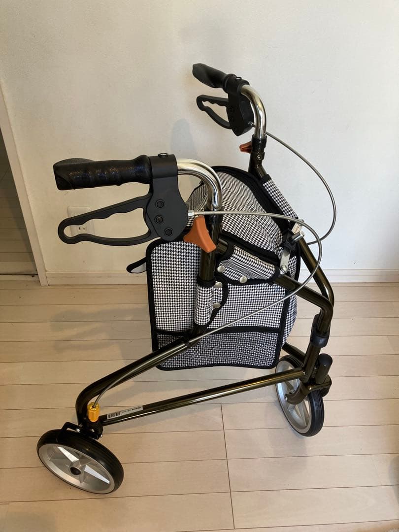 【未使用】【送料込み】トライウォーカー　TR-62 歩行器