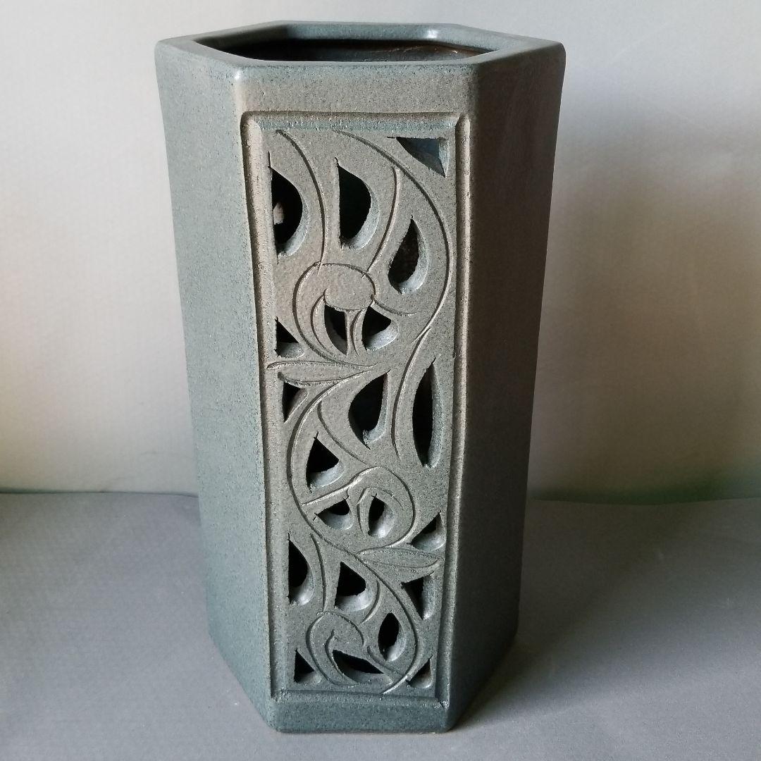 信楽焼　傘立て  亀甲唐草透かし彫 高さ５０cm