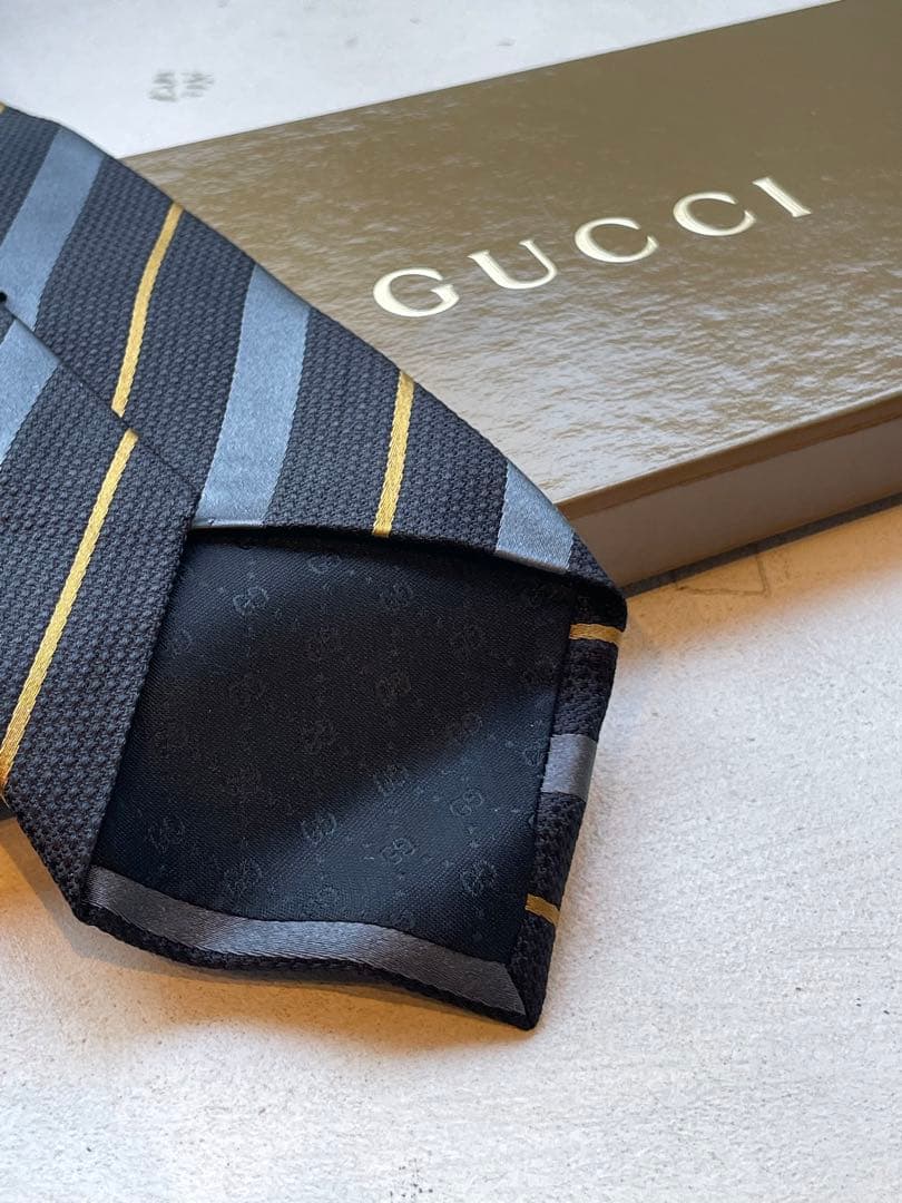 【新品未使用】GUCCI 黒とグレーのストライプネクタイ　成人式向け