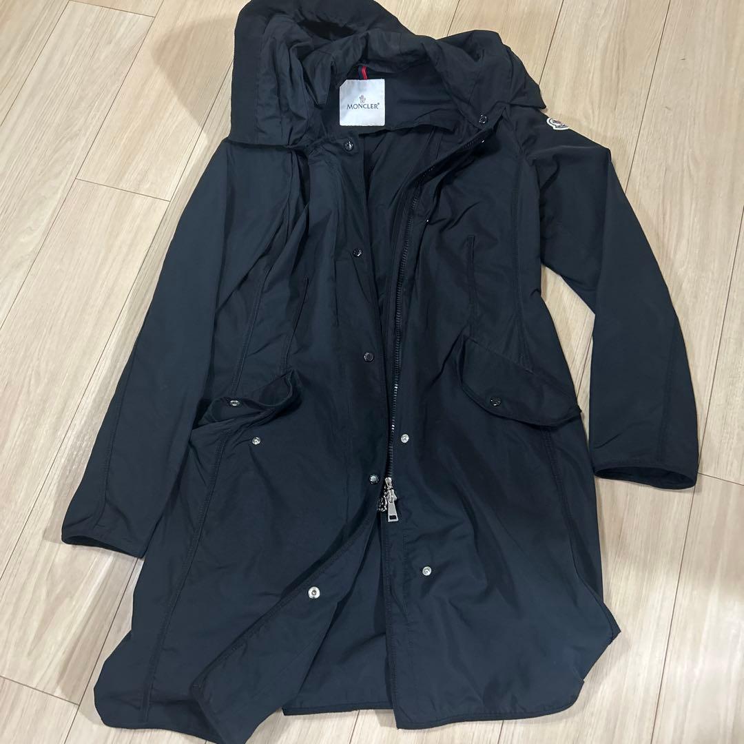 MONCLER ブラックジャケット フード付き