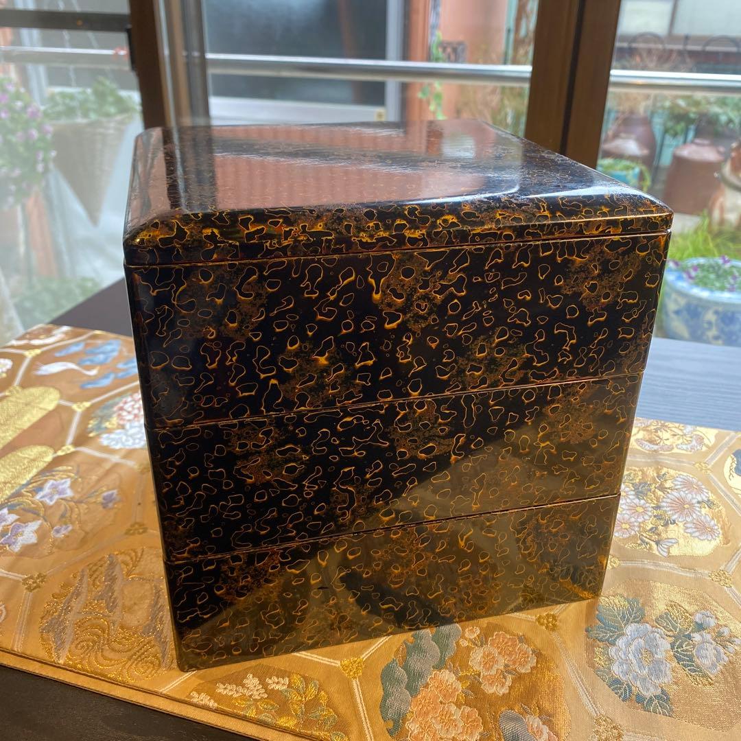 津軽塗り重箱 津軽塗本来の色合いです。