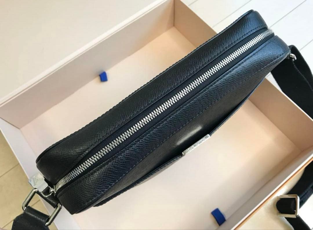 ちょこ Louis Vuitton Anton Taiga ショルダーPM