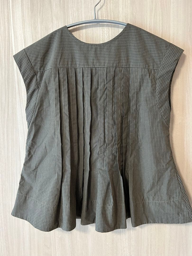 【※今週のみ値下げ中】　アダムエロペ　【サステナブル】タックフレアジレブラウス
