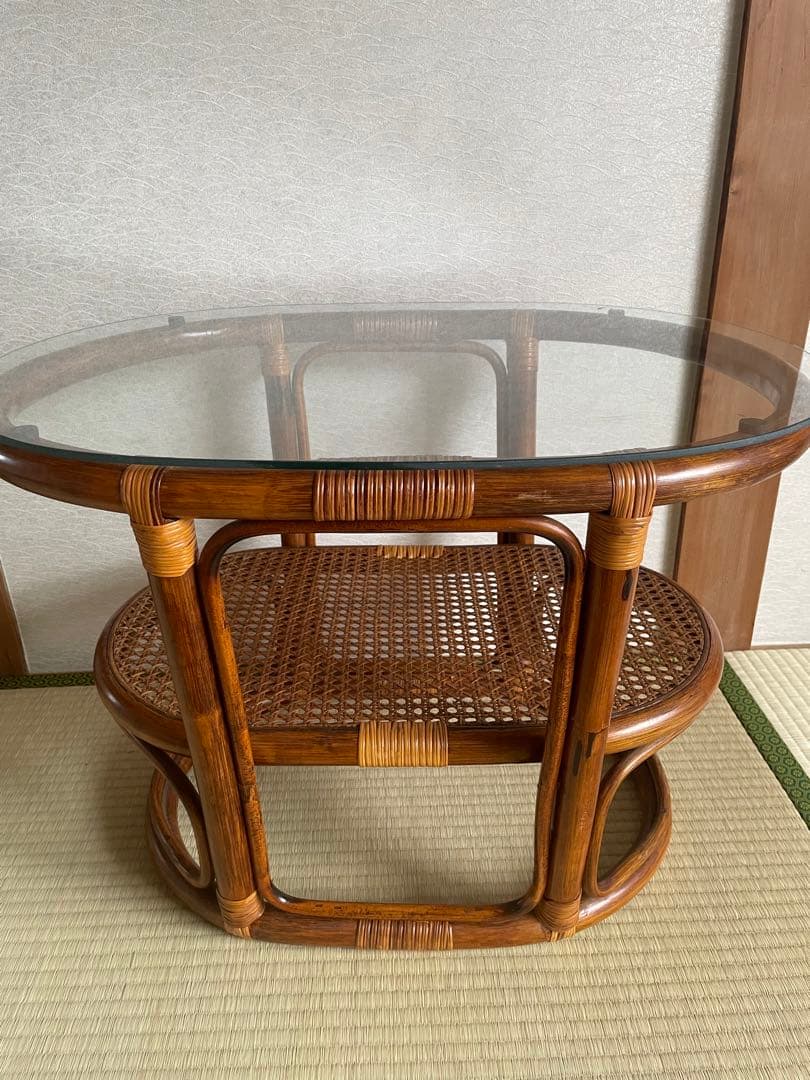 美品　ラタン二段式円形テーブル　天板ガラス　ガラステーブル　サイドチェスト