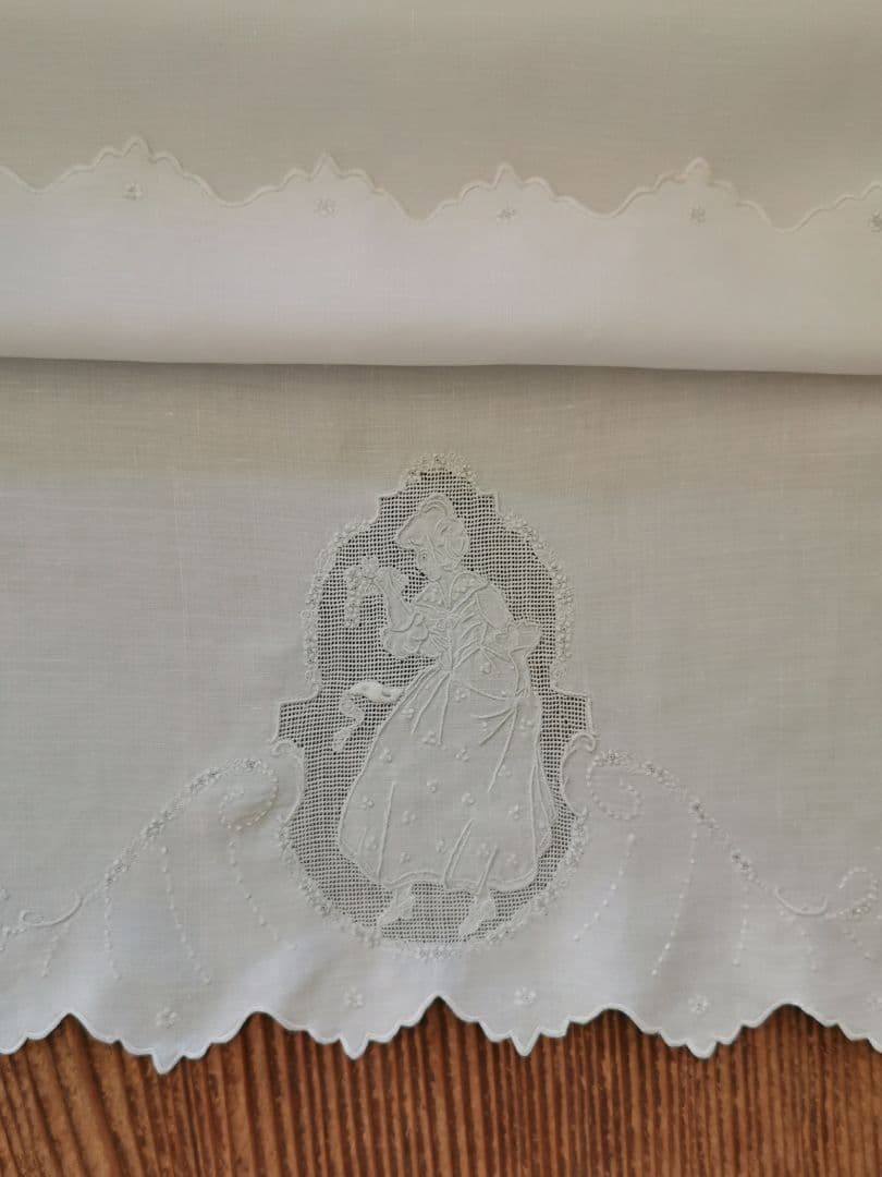 アンティーク アペンツェルレース刺繍 ブーケと少女 小花ガーランド リネンクロス