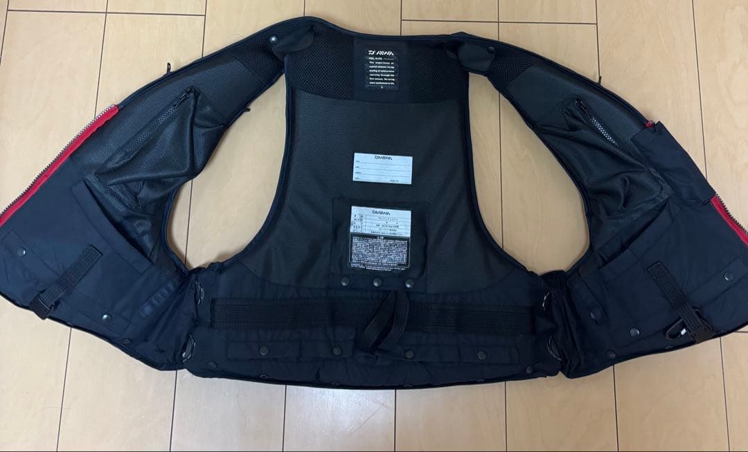 Daiwa PROVISOR ライフジャケット 黒/赤